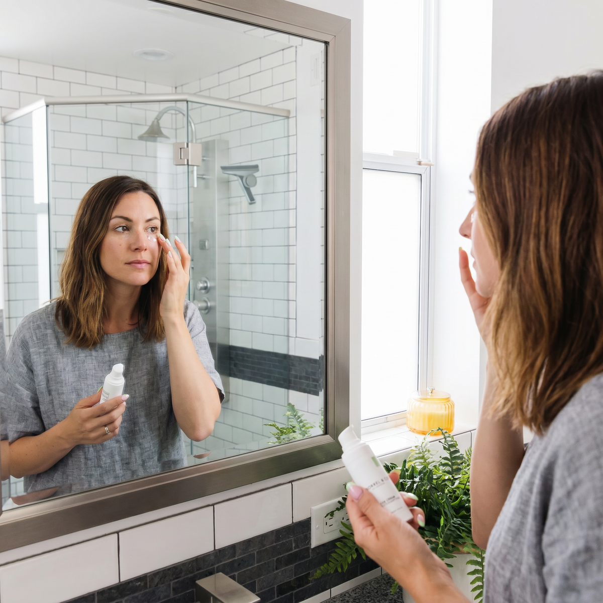 Eye Cream with Acetyl Tetrapeptide-5 in use