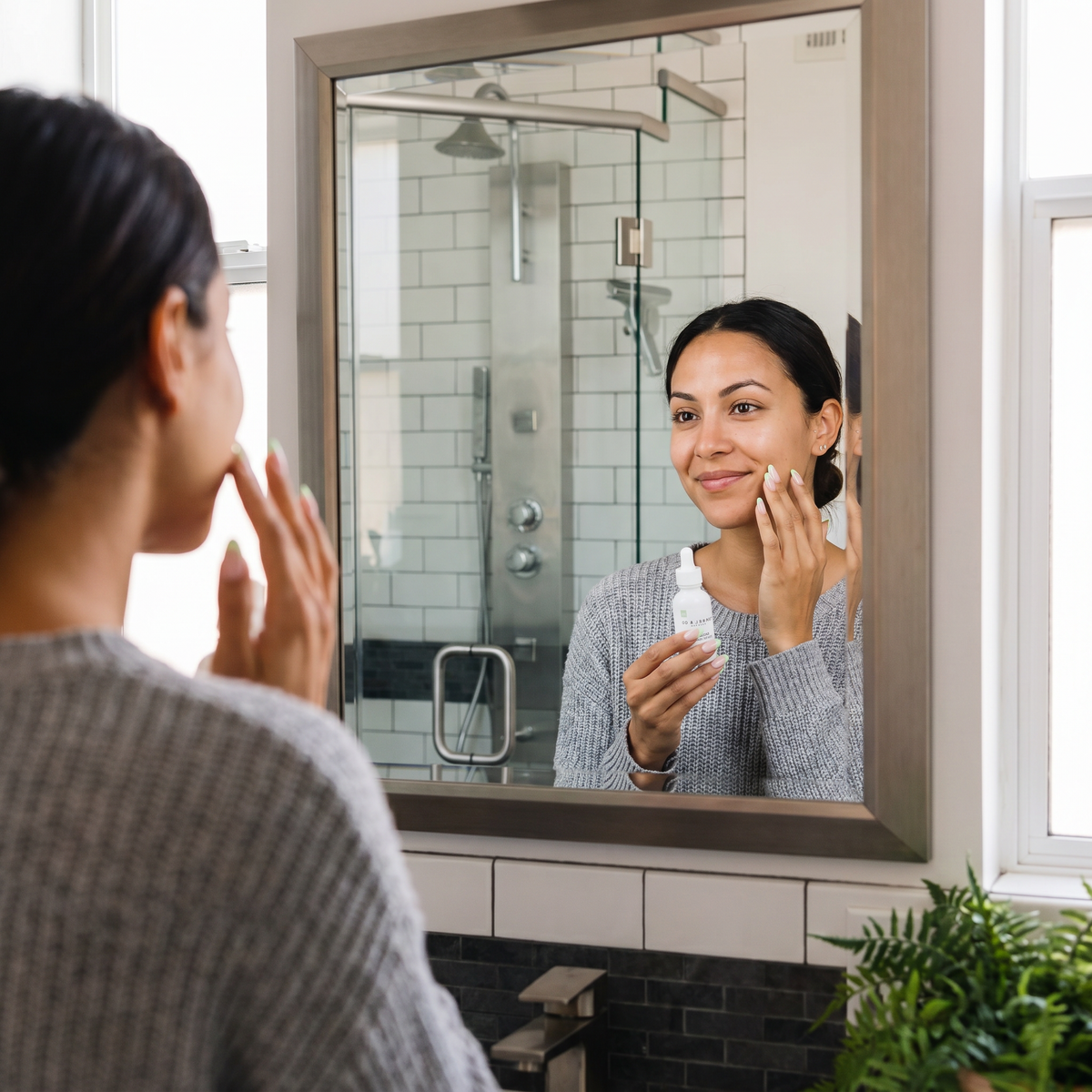 Glow Serum with Vitamins B3, C & E in use